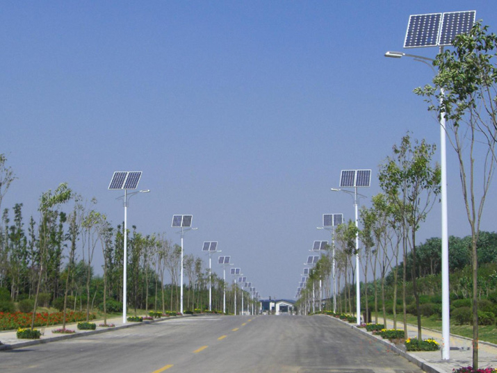 太阳能路灯中磷酸铁锂电池充电高效率可做到98%，放电可达到100%