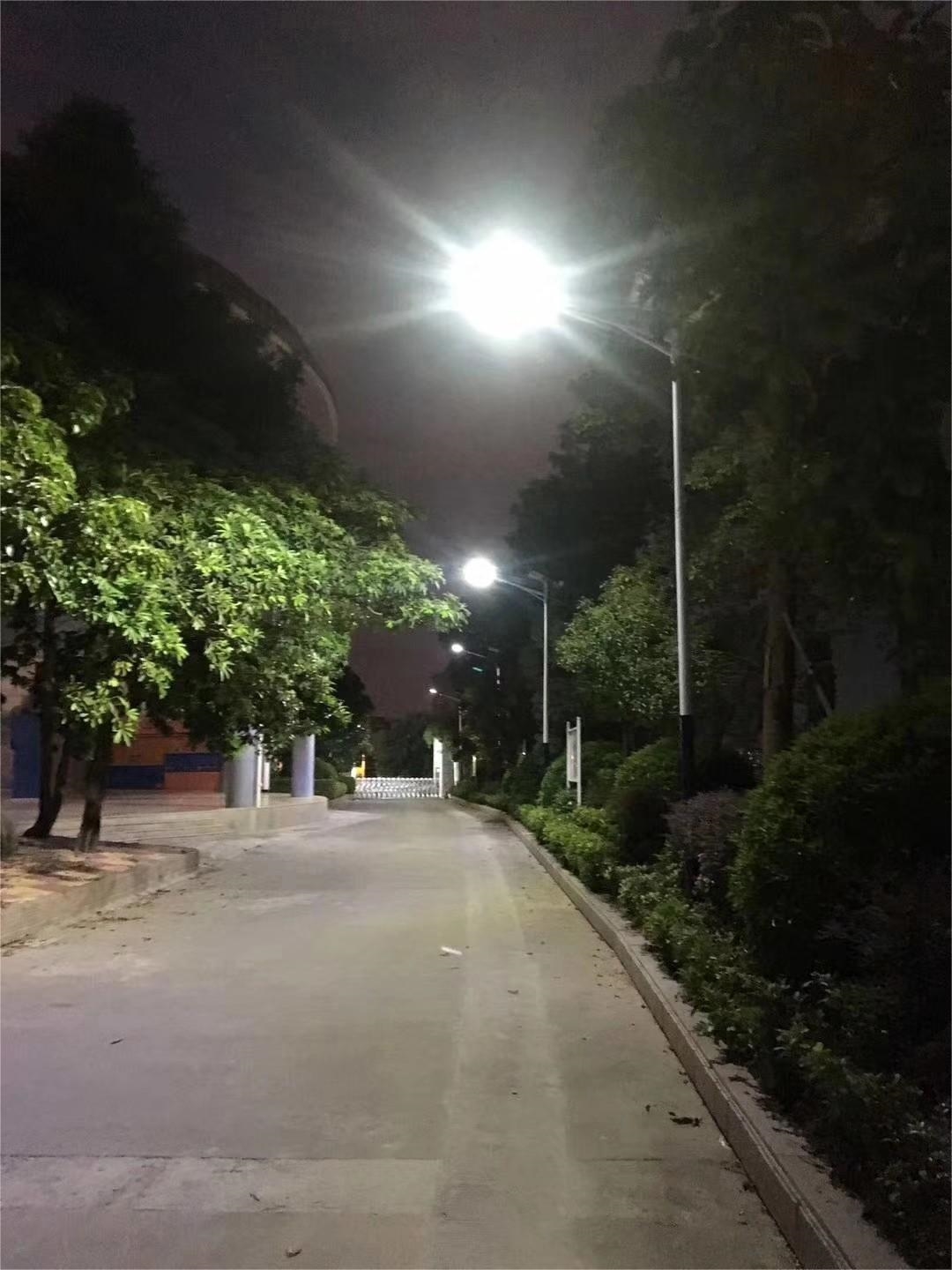 自费安装太阳能路灯，情暖老旧小区